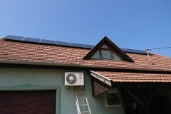 tető kétoldalára telepített napelemek